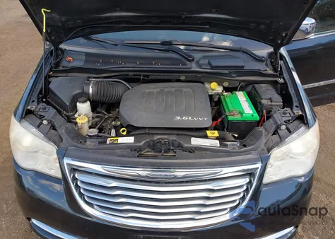 2013 Chrysler Town & Country Touring-L z USA, uszkodzony, nr VIN 2C4RC1CG3DR615876